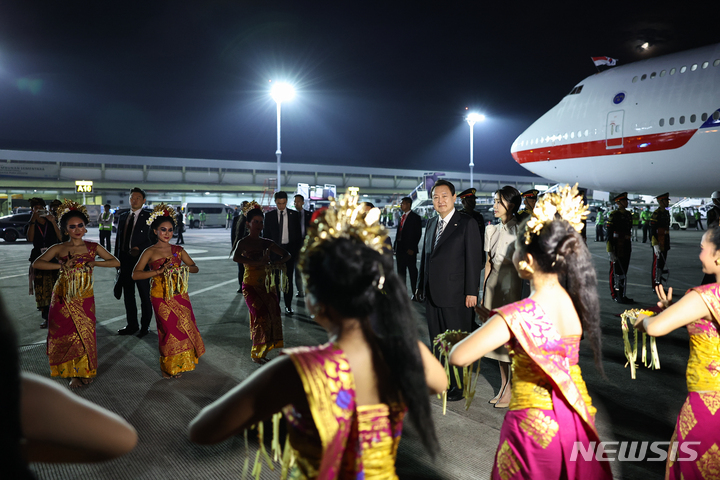 [발리=뉴시스] 홍효식 기자 = 윤석열 대통령과 부인 김건희 여사가 지난 13일(현지시간) 발리 국제공항에 도착해 환영인사들의 영접을 받고 있다. 2022.11.14. yesphoto@newsis.com