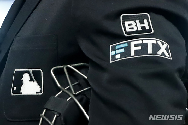 [미네아폴리스=AP/뉴시스] 미국 프로야구 메이저리그(MLB) 미네소타 트윈스 홈구장에 걸려 있는 암호화폐거래소 FTX 광고판. 2022.09.27. 