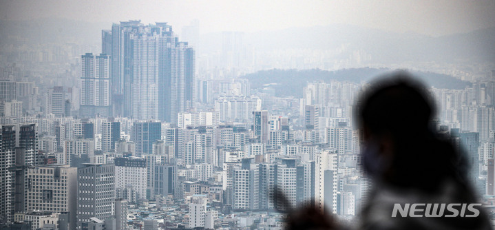 [서울=뉴시스] 김선웅 기자 = 수도권 아파트 미계약 물량이 1년 새 2.7배 증가하고 무순위 청약 경쟁률도 큰 폭으로 하락한 것으로 나타났다. 서울은 작년 대비 4.2배 증가했다. 부동산 전문 리서치업체 리얼투데이에 따르면 올해 1월부터 이달 10일까지 수도권에서 무순위 청약으로 나온 아파트 미계약 물량은 7363가구다. 14일 서울 남산공원에서 바라본 시내 아파트 단지의 모습. 2022.11.14. mangusta@newsis.com