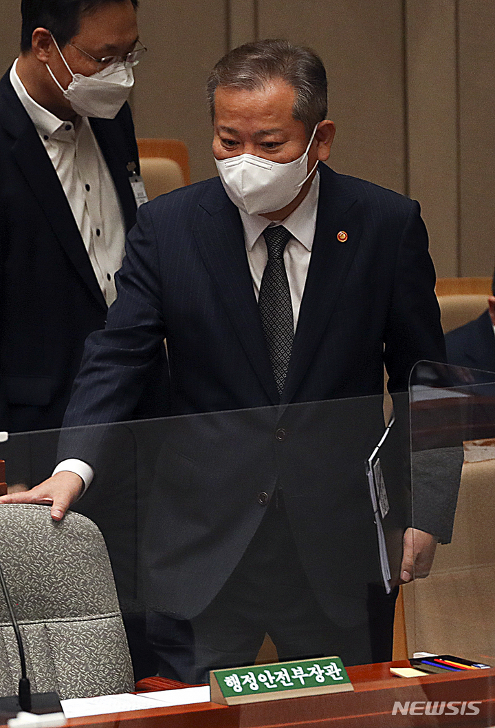 [서울=뉴시스] 최진석 기자 = 이상민 행정안전부 장관이 14일 서울 여의도 국회에서 열린 예산결산특별위원회 제9차 전체회의에 출석하고 있다. 2022.11.14. myjs@newsis.com