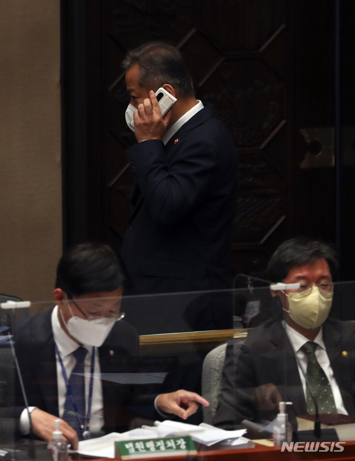 [서울=뉴시스] 최진석 기자 = 이상민 행정안전부 장관이 14일 서울 여의도 국회에서 열린 예산결산특별위원회 제9차 전체회의에 출석해 전화를 받으며 퇴장하고 있다. 2022.11.14. myjs@newsis.com