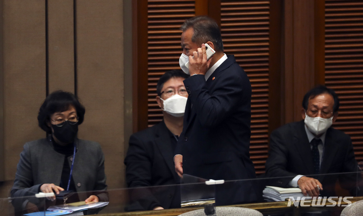 [서울=뉴시스] 최진석 기자 = 이상민 행정안전부 장관이 14일 서울 여의도 국회에서 열린 예산결산특별위원회 제9차 전체회의에 출석해 전화를 받으며 퇴장하고 있다. 2022.11.14. myjs@newsis.com