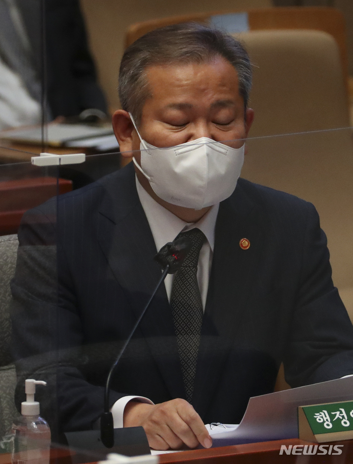 [서울=뉴시스] 최진석 기자 = 이상민 행정안전부 장관이 14일 서울 여의도 국회에서 열린 예산결산특별위원회 제9차 전체회의에 출석해 정운천 국민의힘 의원의 이 장관 '폼나게 사표' 발언 관련 질의에 답하고 있다. 2022.11.14. myjs@newsis.com