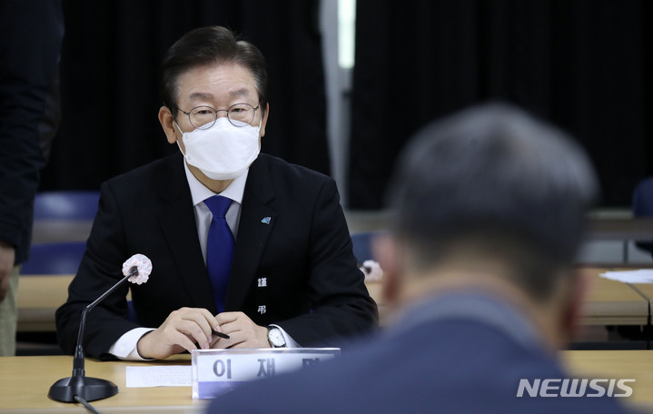 [서울=뉴시스] 김선웅 기자 = 이재명 더불어민주당 대표가 14일 서울 여의도 한국노총에서 김동명 한국노총 위원장과 간담회를 하고 있다. 2022.11.14. mangusta@newsis.com