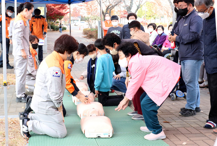 [광주=뉴시스] 변재훈 기자 = 광주 북부소방서는 공동주택 화재 안전 관리 강화를 위해 지역 한 아파트단지 거주자 등을 대상으로 119안전체험 행사를 운영했다고 14일 밝혔다. (사진=광주 북부소방 제공) 2022.11.14. photo@newsis.com *재판매 및 DB 금지