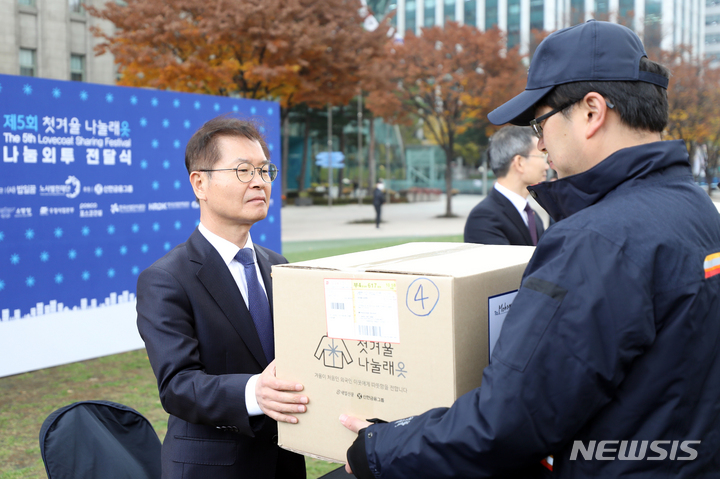 [서울=뉴시스] 김금보 기자 = 이정식 고용노동부장관이 지난 14일 서울 중구 서울광장에서 열린 '제5회 첫겨울 나눌래옷 나눔외투 전달식'에서 한국에서 첫겨울을 맞은 외국인 근로자들에게 나눠줄 겨울 외투 등 방한용품을 집배원에게 전달하고 있다. 2022.11.14. kgb@newsis.com