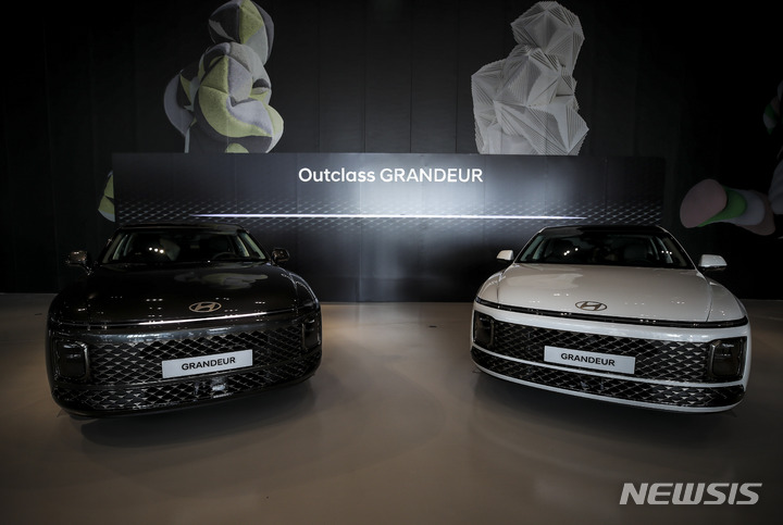 [고양=뉴시스] 정병혁 기자 = 14일 오후 경기 고양 현대모터스튜디오 고양에 '디 올 뉴 그랜저'가 전시되어 있다. 2022.11.14. jhope@newsis.com