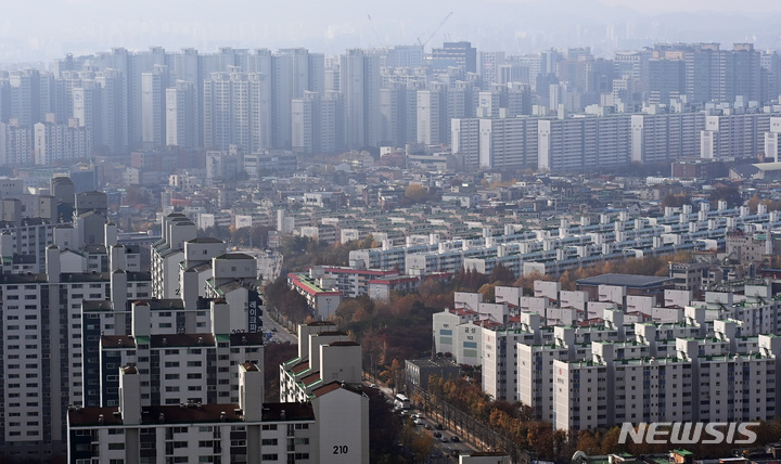 최근 경기·인천 경매 시장에서 중저가 아파트가 강세를 보이며 낙찰가율 상승을 견인하고 있는 것으로 나타났다. 지지옥션에 따르면 경기 아파트 낙찰가율은 80.1%로 지난해 10월 이후 처음으로 80%대를 넘겼다. 사진은 수원 시내 아파트 단지 모습. 뉴시스 자료사진..