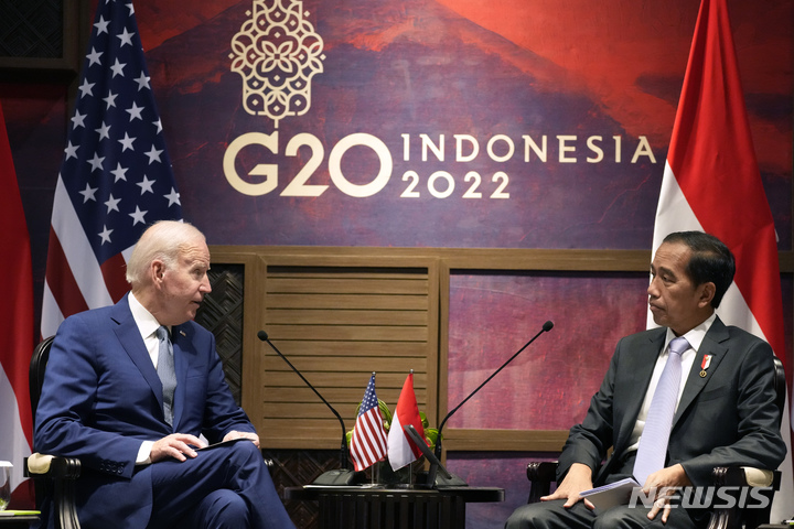 [발리=AP/뉴시스] 조 바이든(왼쪽) 미국 대통령이 14일(현지시간) 인도네시아 발리에서 열리는 주요 20개국(G20) 정상회의를 하루 앞두고 조코 위도도 인도네시아 대통령과 회담하고 있다. 2022.11.14.