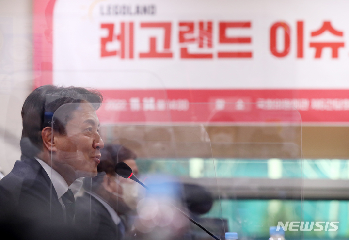 [서울=뉴시스] 고범준 기자 = 김진태 강원도지사가 지난달 14일 오후 서울 여의도 국회 의원회관에서 열린 '레고랜드 이슈의 본질은 무엇인가?' 강원포럼에서 인사말을 하고 있다. 2022.11.14. bjko@newsis.com