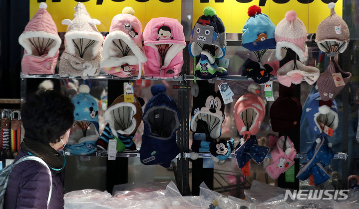[서울=뉴시스] 추상철 기자 = 기온이 뚝 떨어지며 본격적인 초겨울 추위가 찾아온 14일 오후 서울 중구 남대문시장 한 상점에 털모자가 진열돼 있다. 2022.11.14. scchoo@newsis.com