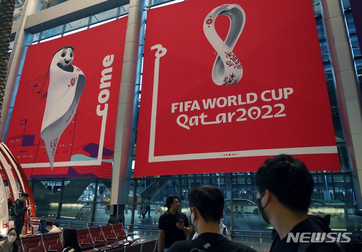 [도하(카타르)=뉴시스] 조성우 기자 = 2022 카타르 월드컵에 참가하는 한국 축구대표팀이 카타르 도하에 도착한 14일(현지시간) 오전 하마드 국제공항에 월드컵 관련 조형물과 현수막이 설치돼있다. 2022.11.14. xconfind@newsis.com
