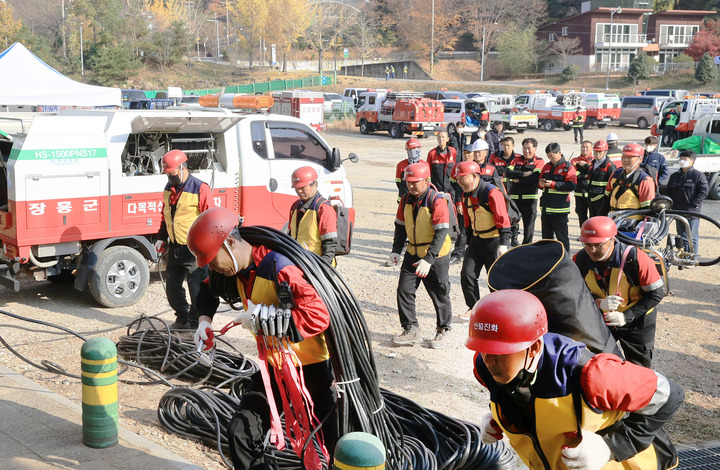 [순천=뉴시스] 전남도가 순천 청소년수련원 일원에서 개최한 지상 산불진화 경연대회 모습. (사진=전남도 제공) 2022.11.14. photo@newsis.com *재판매 및 DB 금지