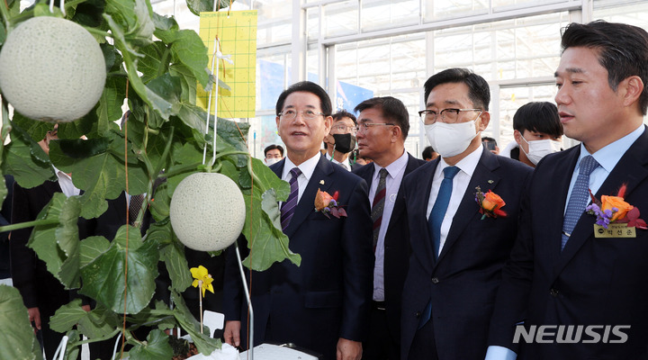 [고흥=뉴시스] 이창우 기자=김영록 전남도지사(왼쪽)를 비롯한 주요 내빈들이 14일 오후 고흥군 도덕면 가야리에서 열린 '고흥스마트팜 혁신밸리' 준공식에서 청년보육온실를 둘러보고 있다.(사진=전남도 제공) 2022.11.14. photo@newsis.com *재판매 및 DB 금지