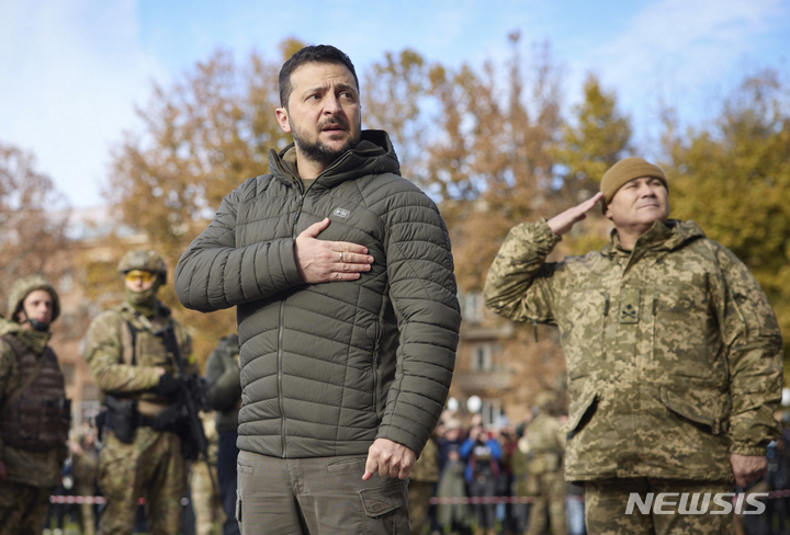 [헤르손=AP/뉴시스] 볼로디미르 젤렌스키 우크라이나 대통령이 14일(현지시간) 최근 탈환한 헤르손을 방문해 국기에 대한 경례를 하고 있다. 2022.11.15.