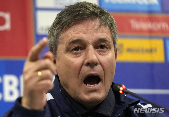 [스타라 파조바=AP/뉴시스]카타르 월드컵 명단 발표하는 스토이코비치 감독. 2022.11.14.