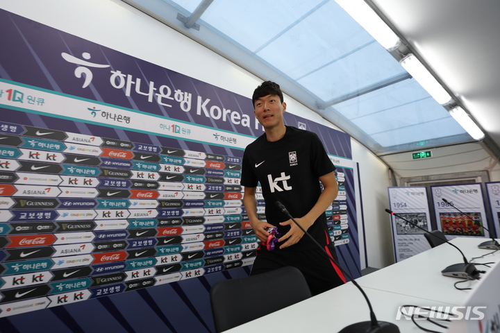 [도하(카타르)=뉴시스] 조성우 기자 = 한국 축구대표팀 황의조가 14일(현지시간) 카타르 도하 알 에글라 트레이닝센터에서 인터뷰를 마치고 자리를 나서고 있다. 2022.11.14. xconfind@newsis.com