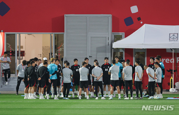 [도하(카타르)=뉴시스] 조성우 기자 = 한국 축구대표팀 선수들이 14일(현지시간) 카타르 도하 알 에글라 트레이닝센터에서 첫 훈련을 하고 있다. 2022.11.14. xconfind@newsis.com