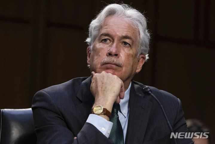 [워싱턴=AP/뉴시스]윌리엄 번스 중앙정보국(CIA) 국장이 2021년 4월14일(현지시간) 미국 워싱턴 국회의사당에서 열린 상원 정보위원회 청문회에서 나오는 이야기에 귀를 기울이고 있다. 2022.11.28