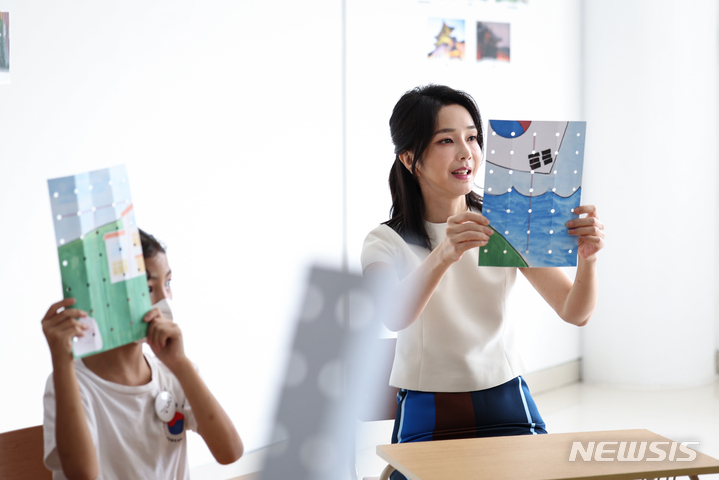[발리=뉴시스] 홍효식 기자 = 윤석열 대통령 부인 김건희 여사가 14일(현지시간) 발리 교민 자녀와 현지 학생 및 청년에게 한글 교육 및 문화를 전파하는 한국 학교를 방문해 학생들과 수업에 참여하고 있다. (사진=대통령실 제공) 2022.11.14. photo@newsis.com