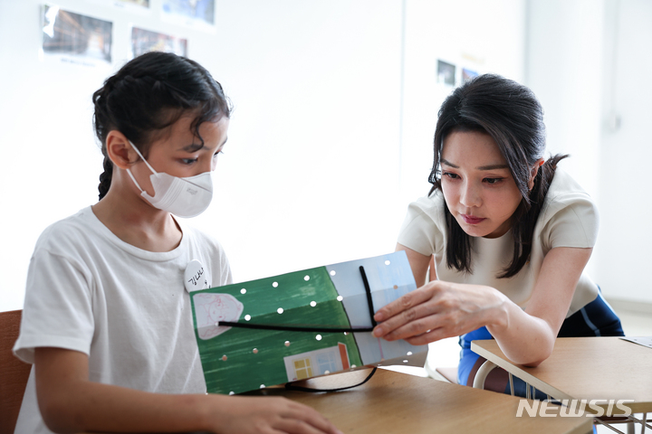 [발리=뉴시스] 홍효식 기자 = 윤석열 대통령 부인 김건희 여사가 14일(현지시간) 발리 교민 자녀와 현지 학생 및 청년에게 한글 교육 및 문화를 전파하는 한국 학교를 방문해 학생들과 수업에 참여하고 있다. (사진=대통령실 제공) 2022.11.14. photo@newsis.com