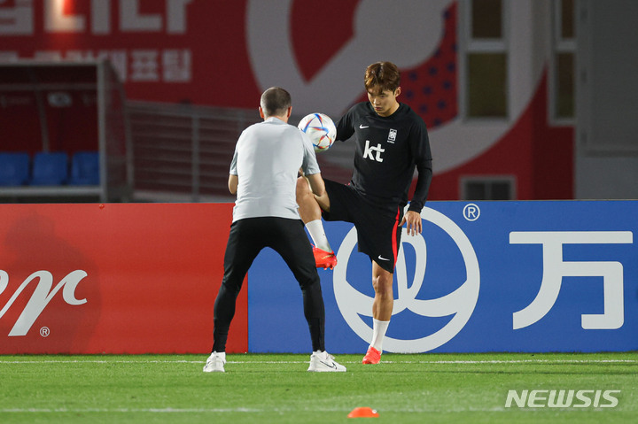 [도하(카타르)=뉴시스] 조성우 기자 = 한국 축구대표팀 김진수가 14일(현지시간) 카타르 도하 알 에글라 트레이닝센터에서 첫 훈련을 하고 있다. 2022.11.14. xconfind@newsis.com