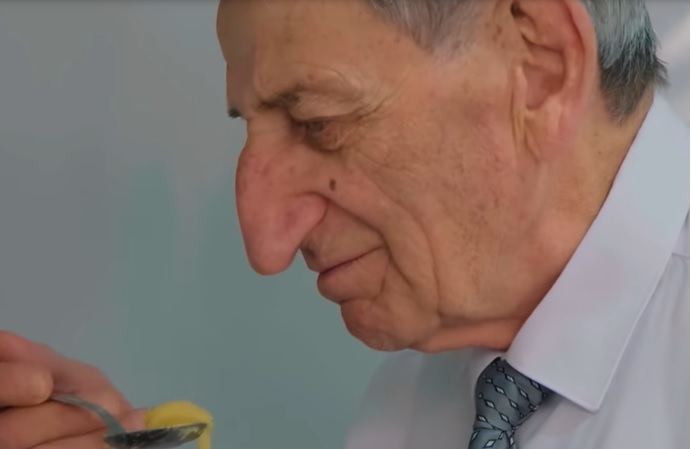 [서울=뉴시스] 현재 생존해 있는 공식 최장 코 길이 기록 보유자는 튀르키예 출신 메흐메트 외지위레크(73)이다 (사진출처: 기네스 신기록 영상 캡처) 2022.11.15. *재판매 및 DB 금지