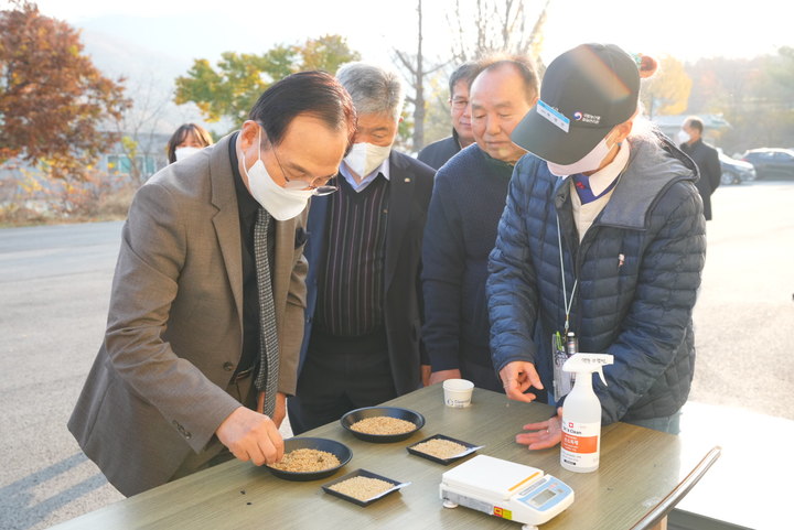 박상돈 천안시장이 15일 공공비축미곡·시장격리곡 건조벼 수매 현장인 천안농협 삼용창고를 찾아 농업인들과 이야기를 나누고 있다. (사진=천안시 제공) 2022.11.15. photo@newsis.com *재판매 및 DB 금지