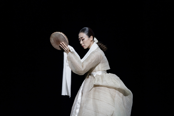 정소연 '홀춤Ⅱ' 다시살품 공연 장면. (사진=국립무용단 제공) photo@newsis.com *재판매 및 DB 금지