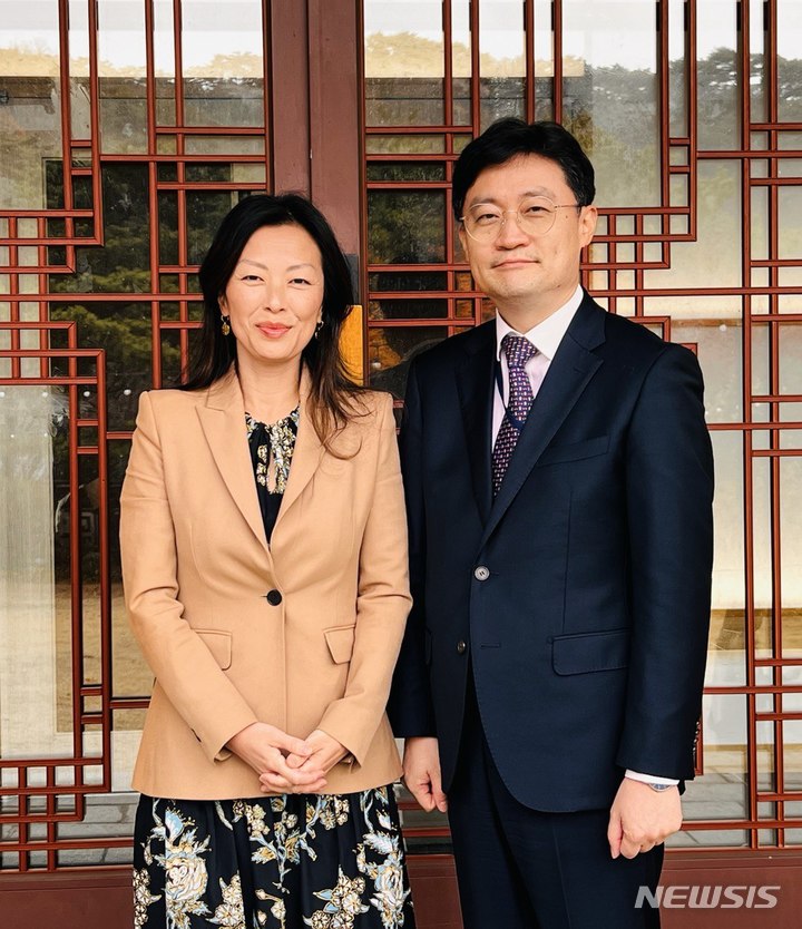 [서울=뉴시스]전영희 외교부 평화외교기획단장이 15일 서울에서 정 박 미국 국무부 대북특별부대표와 오찬 협의를 가졌다. (사진=외교부 제공) 2022.11.15. photo@newsis.com