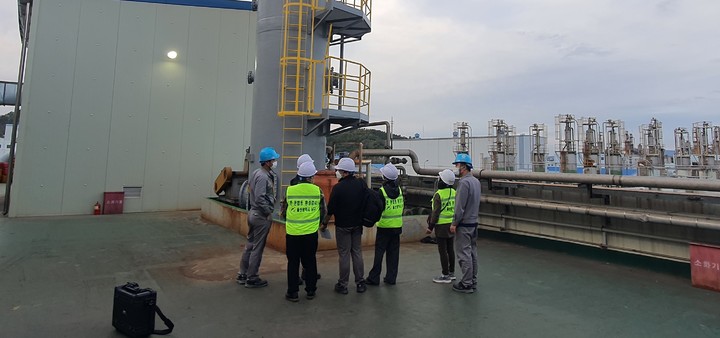 [울산=뉴시스]울산 남구의 한 환경오염물질 배출사업장을 점검하고 있는 남구 민·관 합동점검반. (사진=울산 남구 제공) photo@newsis.com *재판매 및 DB 금지