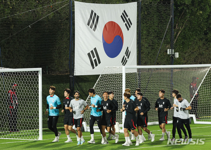 [도하(카타르)=뉴시스] 조성우 기자 = 한국 축구대표팀 선수들이 14일(현지시간) 카타르 도하 알 에글라 트레이닝센터에서 첫 훈련을 임하고 있다. 2022.11.15. xconfind@newsis.com