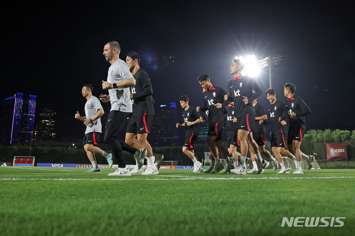 [도하(카타르)=뉴시스] 조성우 기자 = 한국 축구대표팀 선수들이 14일(현지시간) 카타르 도하 알 에글라 트레이닝센터에서 첫 훈련을 임하고 있다. 2022.11.15. xconfind@newsis.com