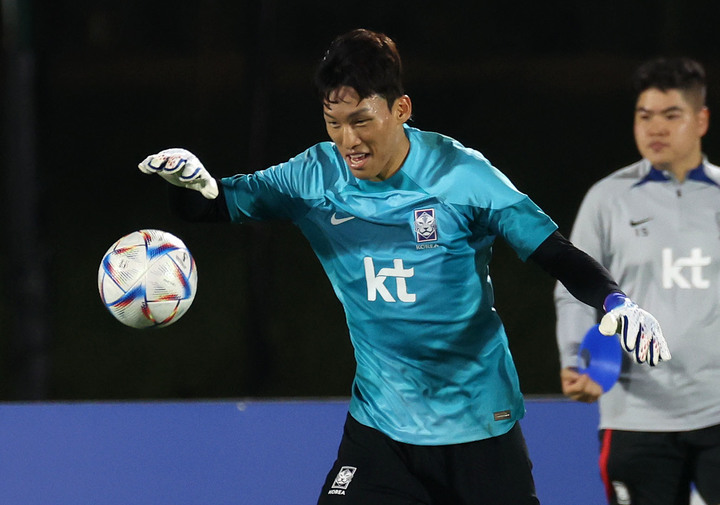 [도하(카타르)=뉴시스] 조성우 기자 = 한국 축구대표팀 골키퍼 김승규가 14일(현지시간) 카타르 도하 알 에글라 트레이닝센터에서 첫 훈련에 임하고 있다. 2022.11.15. xconfind@newsis.com