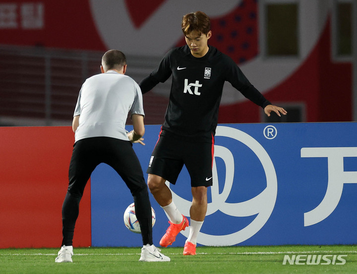 [도하(카타르)=뉴시스] 조성우 기자 = 한국 축구대표팀 김진수가 14일(현지시간) 카타르 도하 알 에글라 트레이닝센터에서 열린 첫 훈련에서 개인 훈련을 하고 있다. 2022.11.15. xconfind@newsis.com