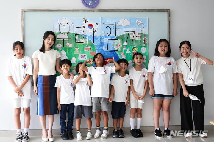 [발리=뉴시스] 홍효식 기자 = 윤석열 대통령 부인 김건희 여사가 지난 14일(현지시간) 발리 교민 자녀와 현지 학생 및 청년에게 한글 교육 및 문화를 전파하는 한국 학교를 방문해 학생들과 기념촬영을 하고 있다. (사진=대통령실 제공) 2022.11.15. photo@newsis.com