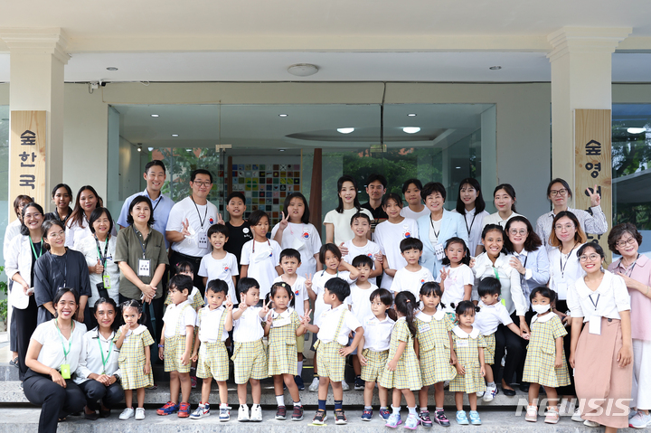[발리=뉴시스] 홍효식 기자 = 윤석열 대통령 부인 김건희 여사가 지난 14일(현지시간) 발리 교민 자녀와 현지 학생 및 청년에게 한글 교육 및 문화를 전파하는 한국 학교를 방문해 기념촬영을 하고 있다. (사진=대통령실 제공) 2022.11.15. photo@newsis.com