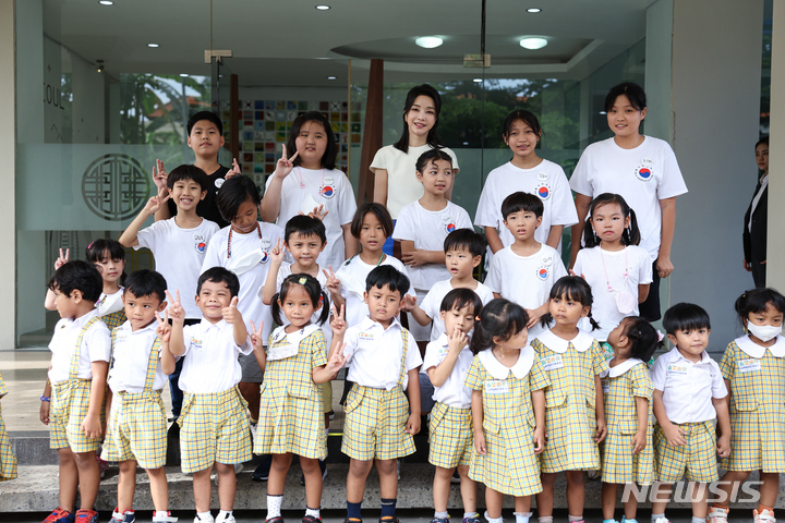 [발리=뉴시스] 홍효식 기자 = 윤석열 대통령 부인 김건희 여사가 지난 14일(현지시간) 발리 교민 자녀와 현지 학생 및 청년에게 한글 교육 및 문화를 전파하는 한국 학교를 방문해 기념촬영을 하고 있다. (사진=대통령실 제공) 2022.11.15. photo@newsis.com