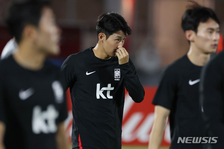 [도하(카타르)=뉴시스] 조성우 기자 = 한국 축구대표팀 이강인이 14일(현지시간) 카타르 도하 알 에글라 트레이닝센터에서 열린 첫 훈련에 열중하고 있다. 2022.11.15. xconfind@newsis.com