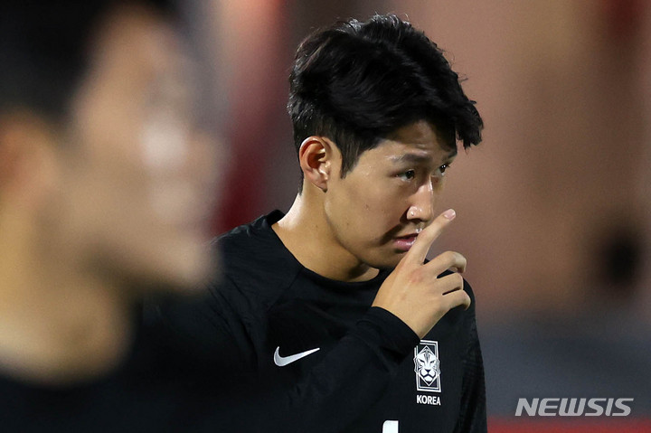 [도하(카타르)=뉴시스] 조성우 기자 = 한국 축구대표팀 이강인이 14일(현지시간) 카타르 도하 알 에글라 트레이닝센터에서 열린 첫 훈련에 열중하고 있다. 2022.11.15. xconfind@newsis.com