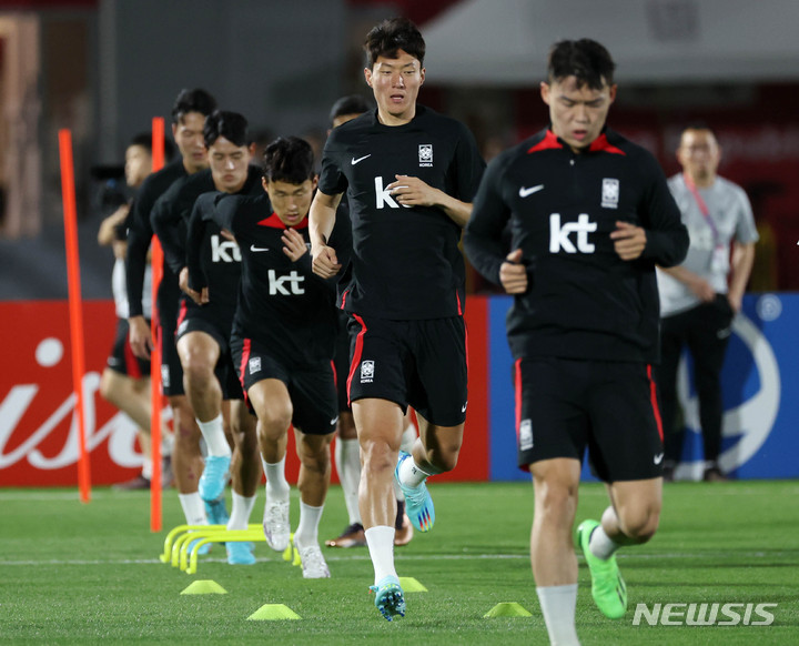 [도하(카타르)=뉴시스] 조성우 기자 = 한국 축구대표팀 선수들이 14일(현지시간) 카타르 도하 알 에글라 트레이닝센터에서 열린 첫 훈련에 열중하고 있다. 2022.11.15. xconfind@newsis.com