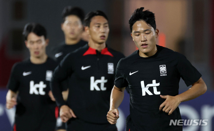 [도하(카타르)=뉴시스] 조성우 기자 = 한국 축구대표팀 선수들이 14일(현지시간) 카타르 도하 알 에글라 트레이닝센터에서 열린 첫 훈련에 열중하고 있다. 2022.11.15. xconfind@newsis.com