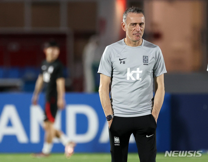 [도하(카타르)=뉴시스] 조성우 기자 = 한국 축구대표팀 벤투 감독이 14일(현지시간) 카타르 도하 알 에글라 트레이닝센터에서 열린 첫 훈련에서 선수들을 지켜보고 있다. 2022.11.15. xconfind@newsis.com