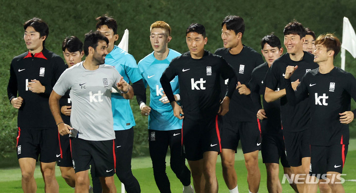 [도하(카타르)=뉴시스] 조성우 기자 = 한국 축구대표팀 선수들이 14일(현지시간) 카타르 도하 알 에글라 트레이닝센터에서 열린 첫 훈련에 열중하고 있다. 2022.11.15. xconfind@newsis.com