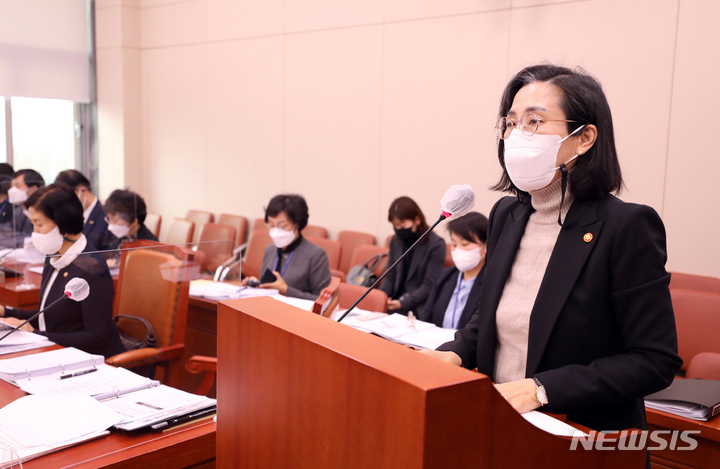[서울=뉴시스] 전진환 기자 = 김현숙 여성가족부장관이 지난 15일 오전 서울 여의도 국회에서 열린 여성가족위원회 전체회의에 출석해 2023년도 예산안 제안설명을 하고 있다. 2022.11.15 amin2@newsis.com