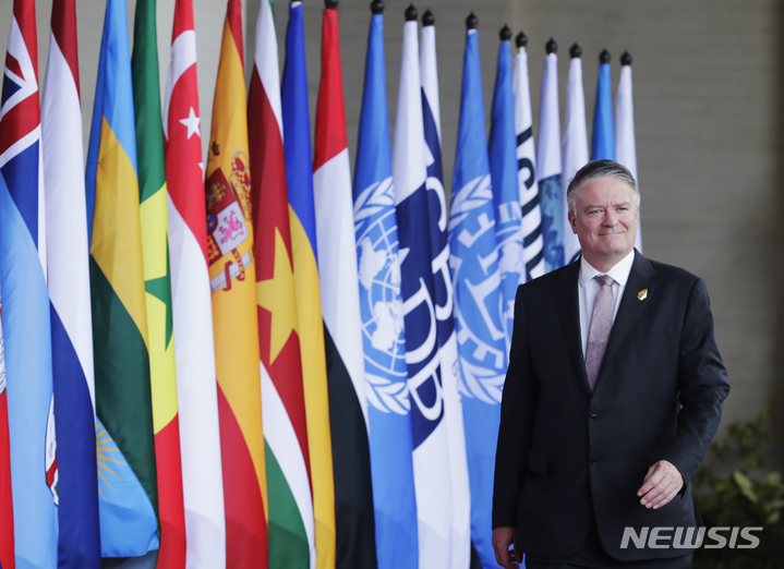 [발리=AP/뉴시스]경제협력개발기구(OECD)의 마티아스 콜만 사무총장이 2022년 11월15일 인도네시아 발리에서 열린 제17차 주요 20개국(G20) 정상회의에 참석하기 위해 입장하고 있다. 경제협력개발기구(OECD)는 2일 도널드 트럼프 미 대통령의 무역전쟁에도 불구하, 세계 경제는 놀라울 정도로 내구성이 입증됐다며 올해 세계 및 미국 경제성장 전망을 상향 조정했다. 2025.12.02 