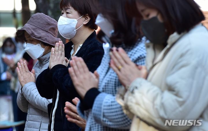 [대구=뉴시스] 이무열 기자 = 2023학년도 대학수학능력시험을 이틀 앞둔 15일 오전 대구 중구 천주교 대구대교구청 성모당에서 열린 ‘수험생 응원 미사’에 참석한 수험생 자녀를 둔 학부모들이 수능 고득점 및 합격을 기원하며 기도를 하고 있다. 2022.11.15. lmy@newsis.com