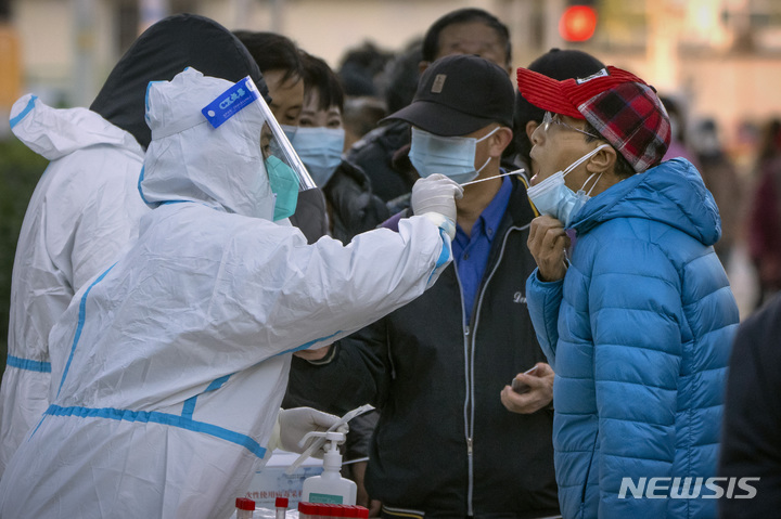 [베이징=AP/뉴시스] 15일 중국 베이징의 코로나19 검사장에서 마스크를 쓴 사람들이 검사를 받고 있다. 중국에서 코로나19 신규 확진자가 나흘째 1500명 이상 발병했지만 추가 사망자는 지난 5월27일 이래 5개월 19일 연속 나오지 않은 것으로 나타났다. 2022.11.15.