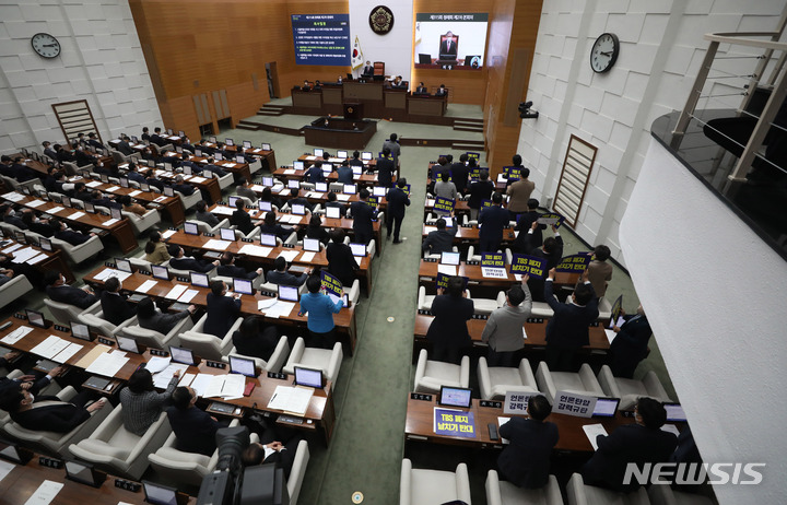 [서울=뉴시스] 추상철 기자 = 지난 15일 오후 서울 종로구 서울시의회 본회의장에서 열린 '제315회 시의회 정례회'에서 야당의원들이 'TBS 폐지 조례안' 상정을 앞두고  피켓팅을 하고 있다. 2022.11.19. scchoo@newsis.com