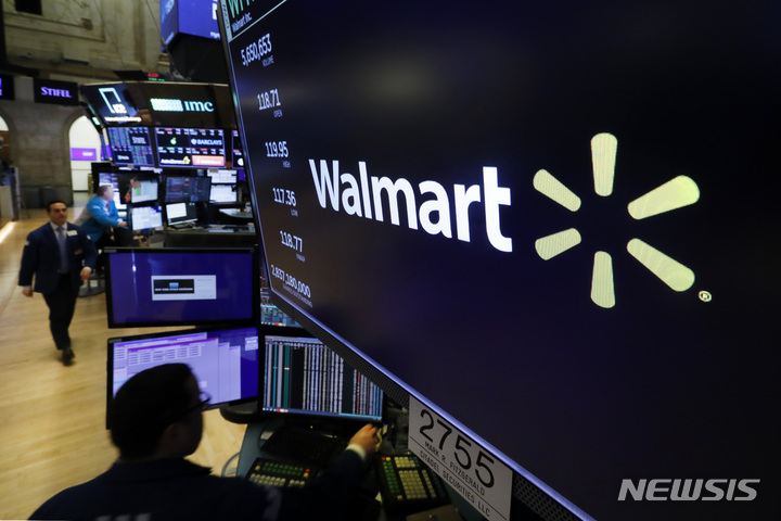 [뉴욕=AP/뉴시스]23일(현지시간) CNBC 등 외신에 따르면 미국 대형 소매업체 월마트는 전자상거래 부문에서 수백명을 감원할 예정이다. 사진은 2020년 2월18일 뉴욕 증권거래소 전광판에 월마트 로고가 보이는 모습. 2022.11.15